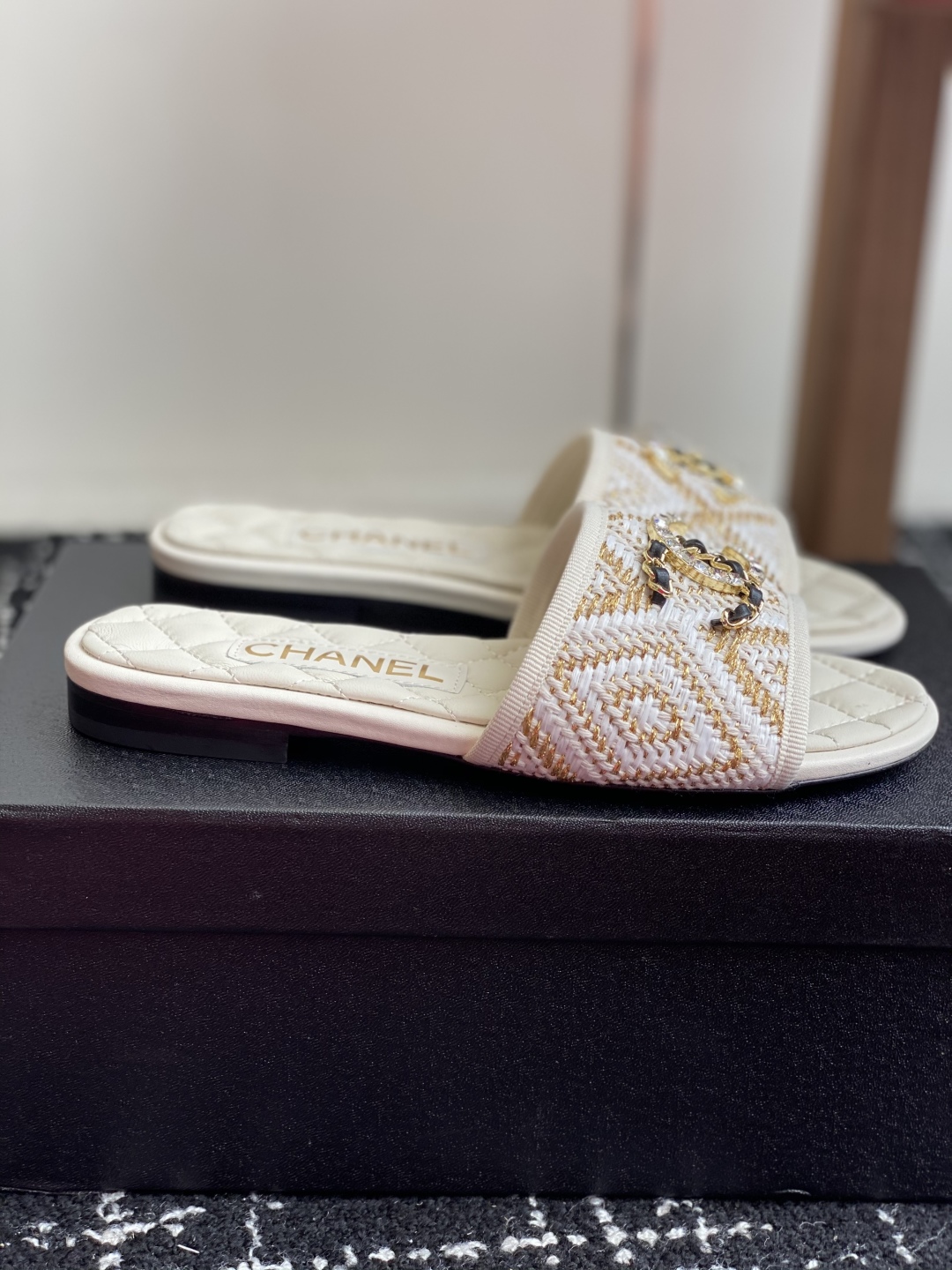 代购级
Chanel 小香 25ss 春夏新品度假 懒人拖 鞋

小香的一款全新设计 鞋面原版开模特殊布