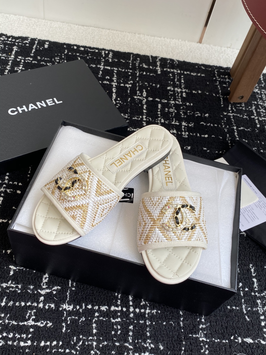 代购级
Chanel 小香 25ss 春夏新品度假 懒人拖 鞋

小香的一款全新设计 鞋面原版开模特殊布