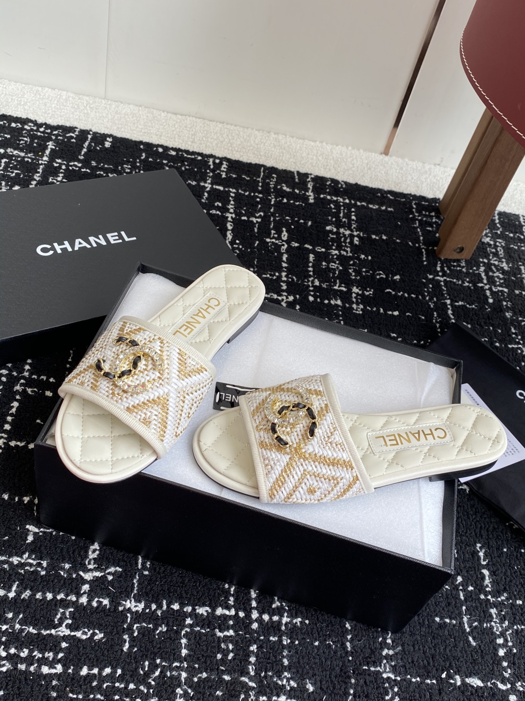 代购级
Chanel 小香 25ss 春夏新品度假 懒人拖 鞋

小香的一款全新设计 鞋面原版开模特殊布