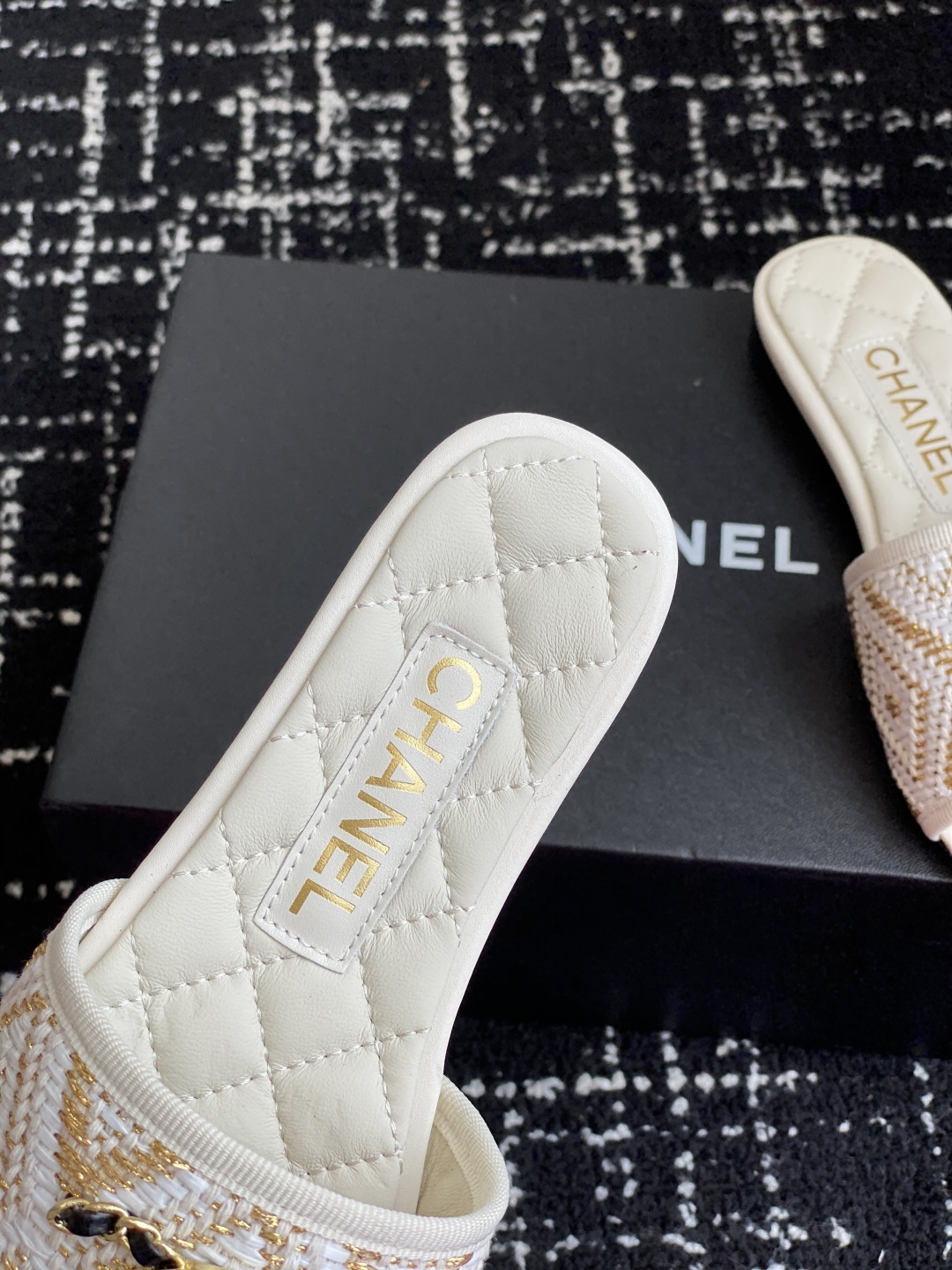 代购级
Chanel 小香 25ss 春夏新品度假 懒人拖 鞋

小香的一款全新设计 鞋面原版开模特殊布