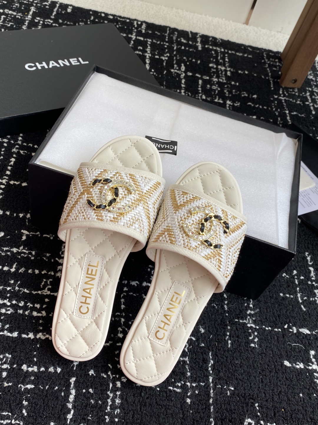 代购级
Chanel 小香 25ss 春夏新品度假 懒人拖 鞋

小香的一款全新设计 鞋面原版开模特殊布
