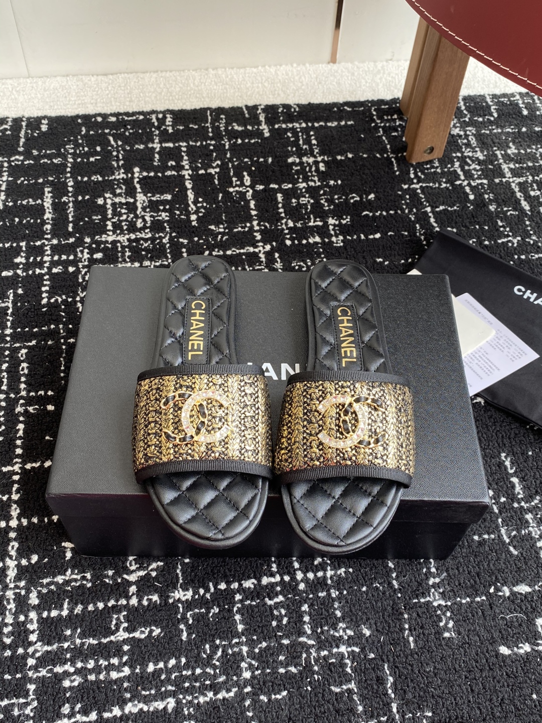 代购级
Chanel 小香 25ss 春夏新品度假 懒人拖 鞋

小香的一款全新设计 鞋面原版开模特殊布
