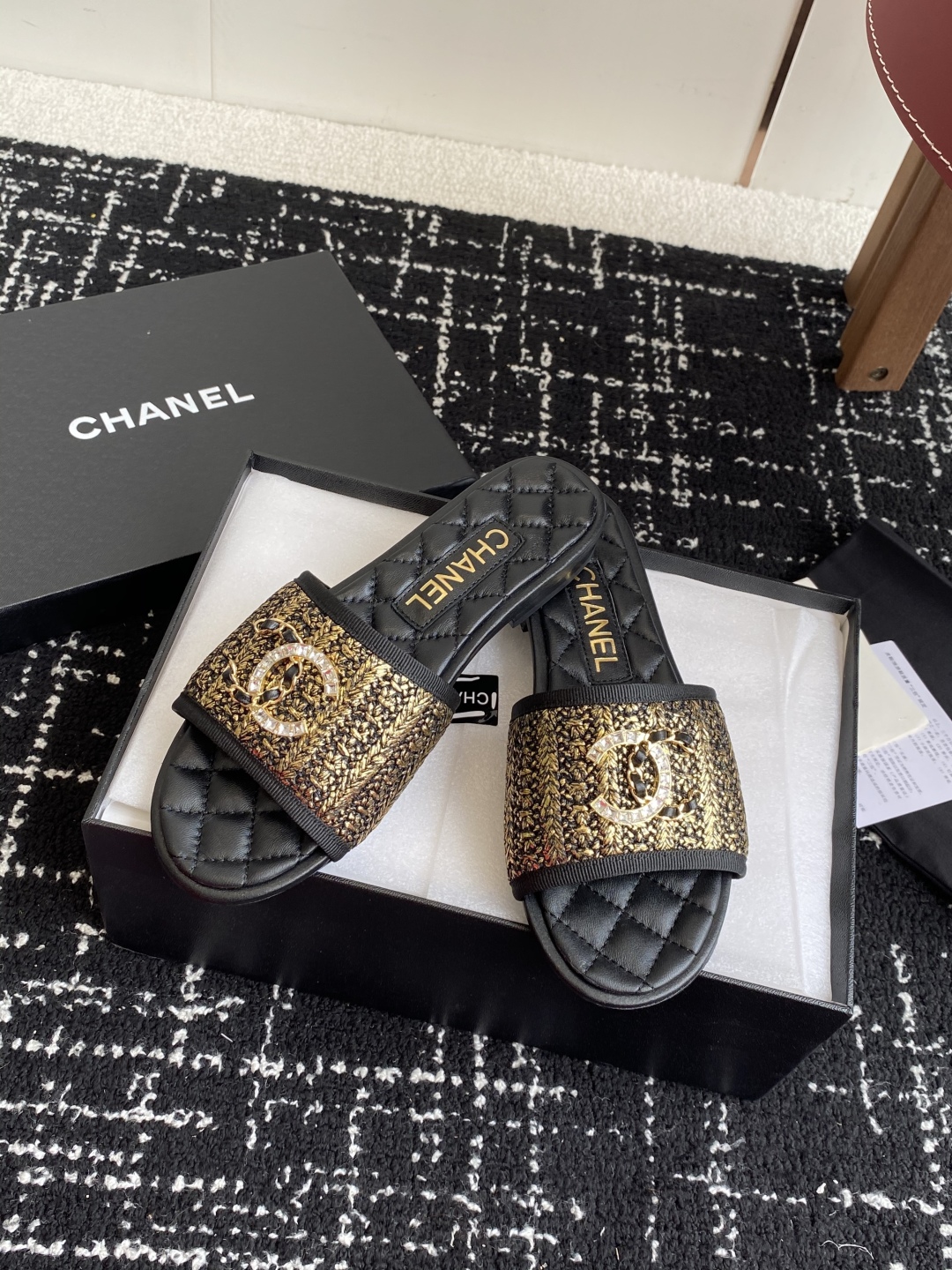 代购级
Chanel 小香 25ss 春夏新品度假 懒人拖 鞋

小香的一款全新设计 鞋面原版开模特殊布