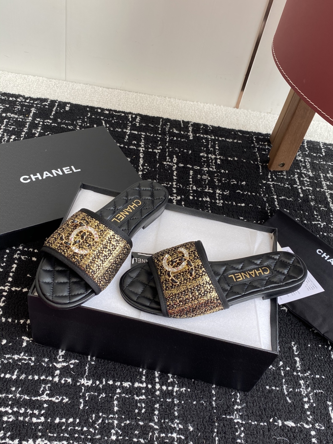 代购级
Chanel 小香 25ss 春夏新品度假 懒人拖 鞋

小香的一款全新设计 鞋面原版开模特殊布