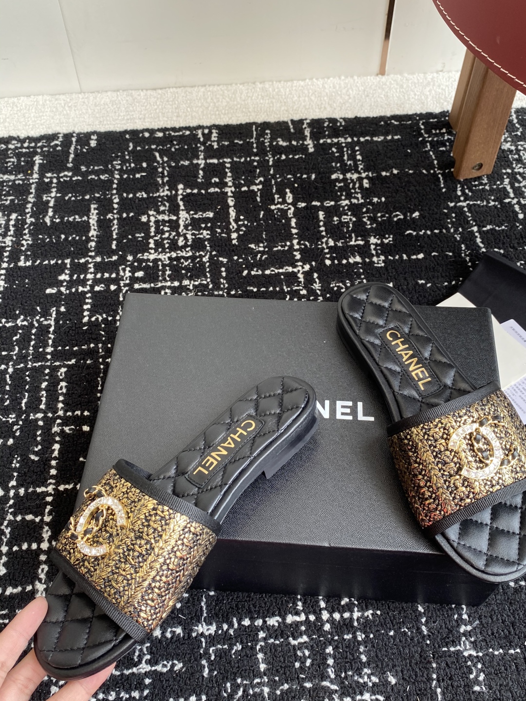 代购级
Chanel 小香 25ss 春夏新品度假 懒人拖 鞋

小香的一款全新设计 鞋面原版开模特殊布