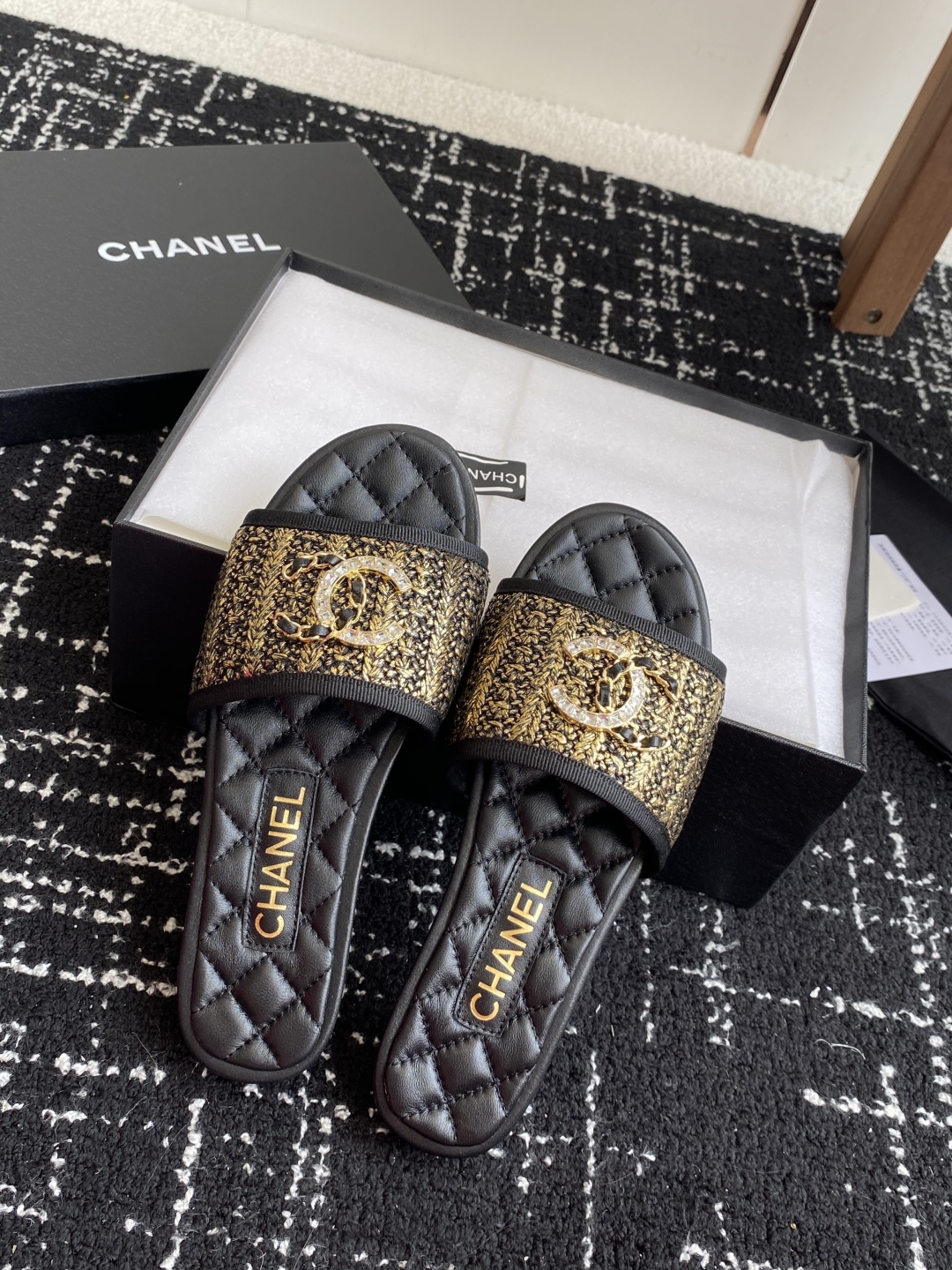 代购级
Chanel 小香 25ss 春夏新品度假 懒人拖 鞋

小香的一款全新设计 鞋面原版开模特殊布