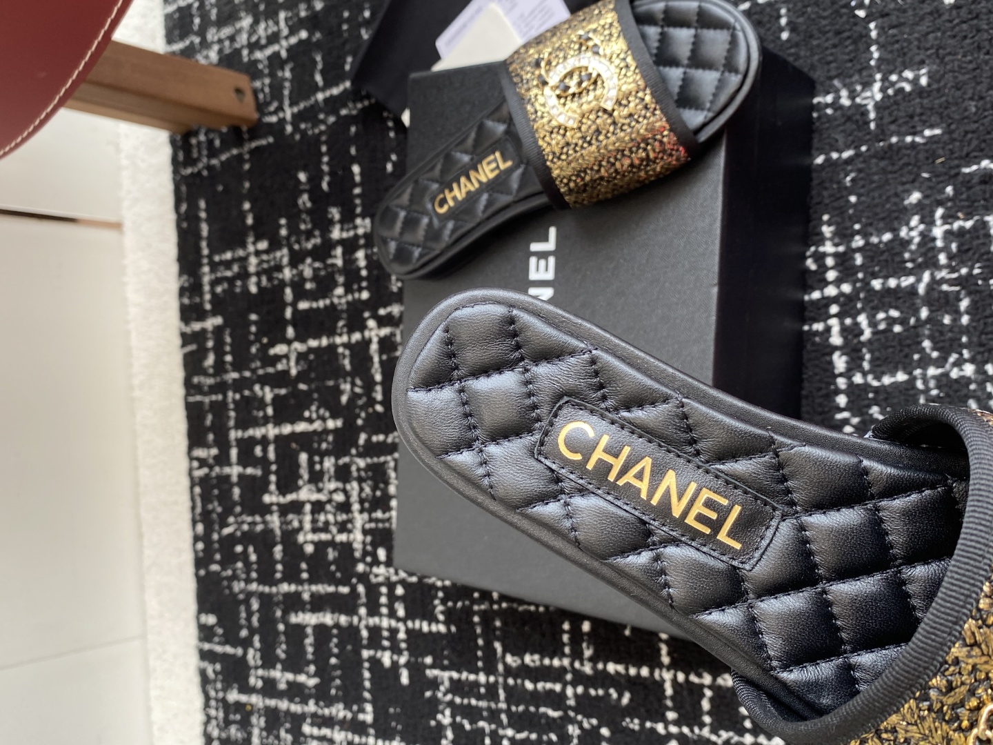 代购级
Chanel 小香 25ss 春夏新品度假 懒人拖 鞋

小香的一款全新设计 鞋面原版开模特殊布
