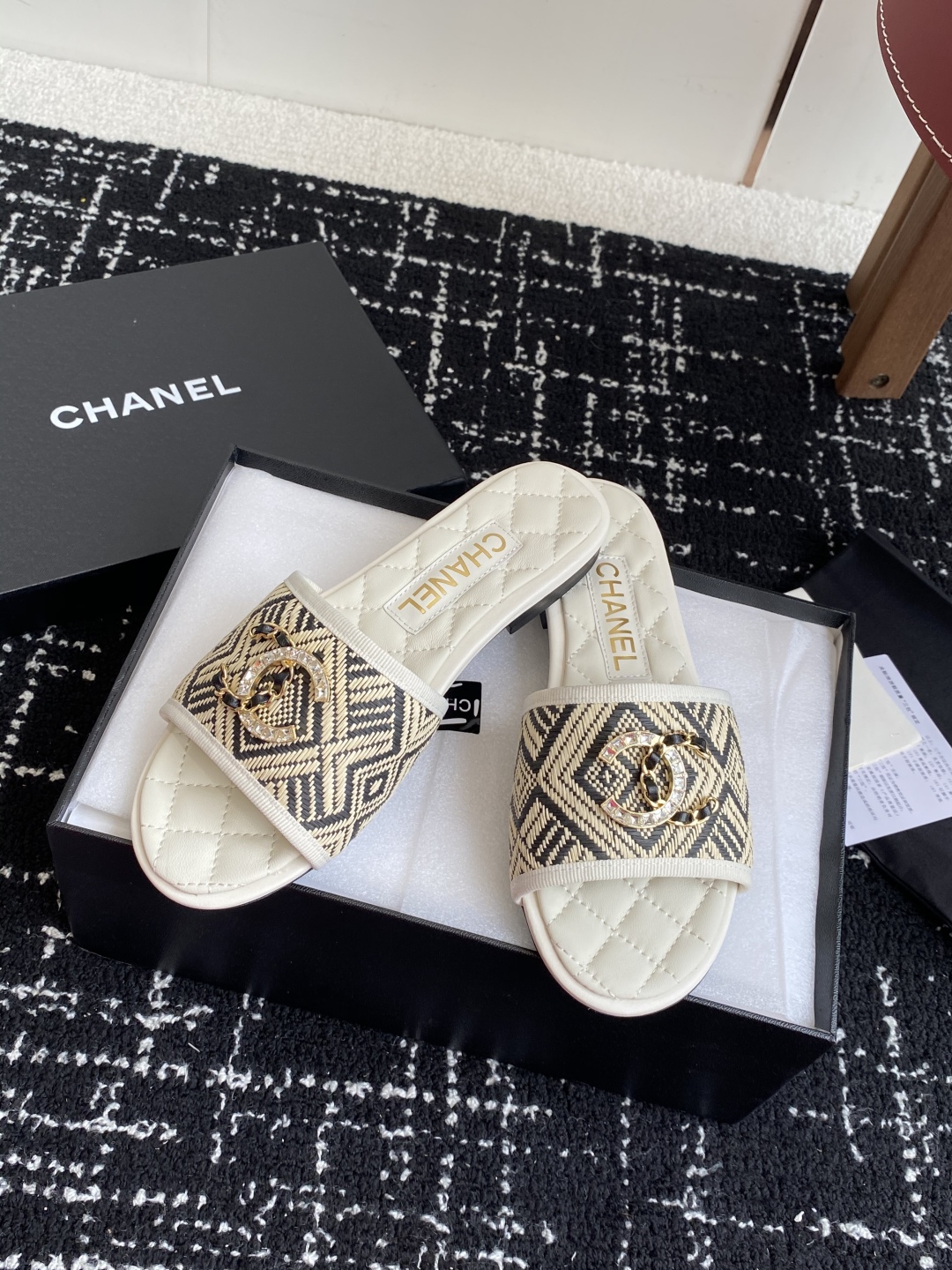 代购级
Chanel 小香 25ss 春夏新品度假 懒人拖 鞋

小香的一款全新设计 鞋面原版开模特殊布