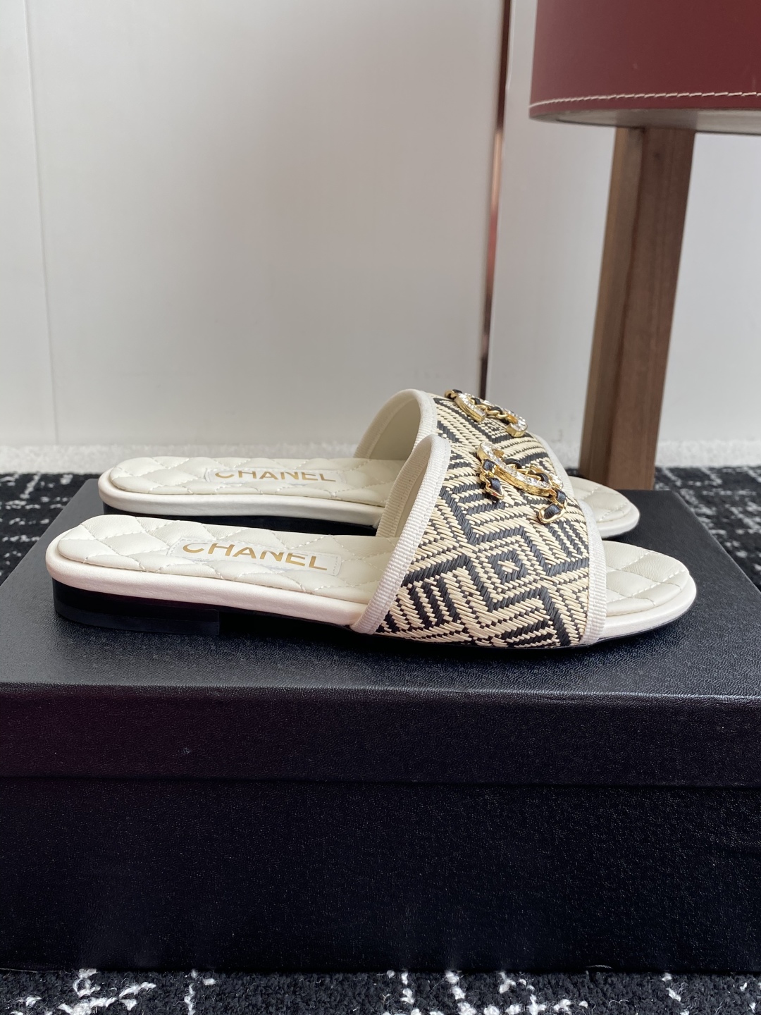 代购级
Chanel 小香 25ss 春夏新品度假 懒人拖 鞋

小香的一款全新设计 鞋面原版开模特殊布