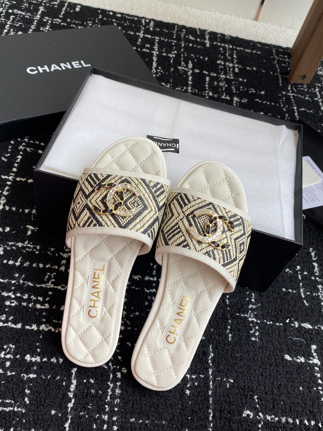 代购级
Chanel 小香 25ss 春夏新品度假 懒人拖 鞋

小香的一款全新设计 鞋面原版开模特殊布