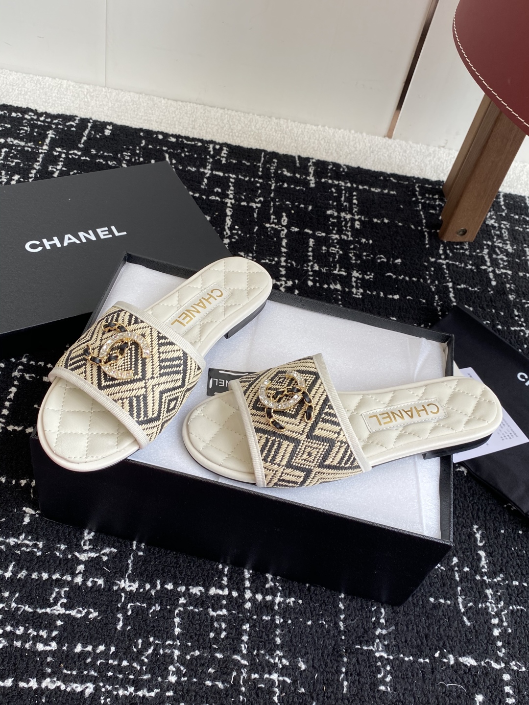 代购级
Chanel 小香 25ss 春夏新品度假 懒人拖 鞋

小香的一款全新设计 鞋面原版开模特殊布