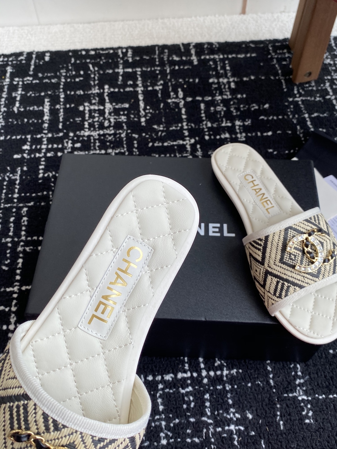 代购级
Chanel 小香 25ss 春夏新品度假 懒人拖 鞋

小香的一款全新设计 鞋面原版开模特殊布