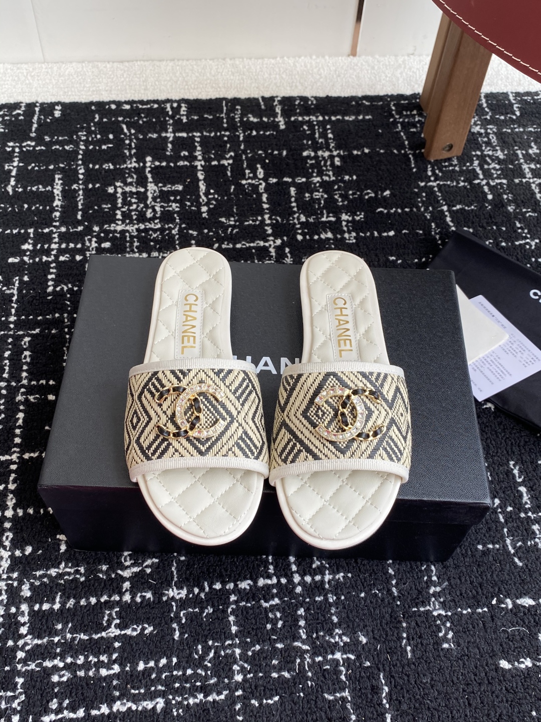 代购级
Chanel 小香 25ss 春夏新品度假 懒人拖 鞋

小香的一款全新设计 鞋面原版开模特殊布