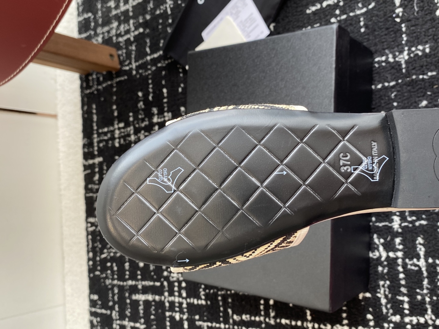 代购级
Chanel 小香 25ss 春夏新品度假 懒人拖 鞋

小香的一款全新设计 鞋面原版开模特殊布