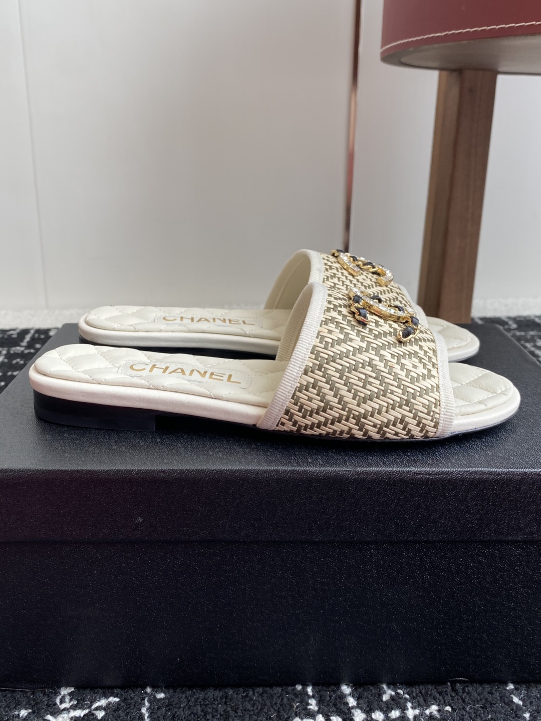 代购级
Chanel 小香 25ss 春夏新品度假 懒人拖 鞋

小香的一款全新设计 鞋面原版开模特殊布