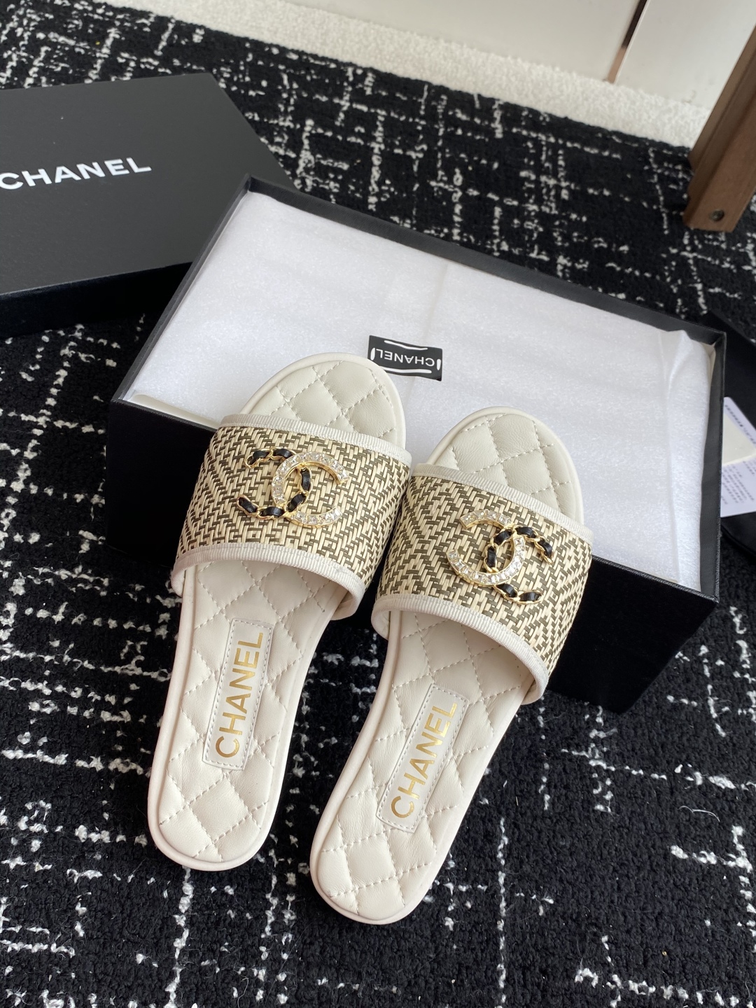 代购级
Chanel 小香 25ss 春夏新品度假 懒人拖 鞋

小香的一款全新设计 鞋面原版开模特殊布