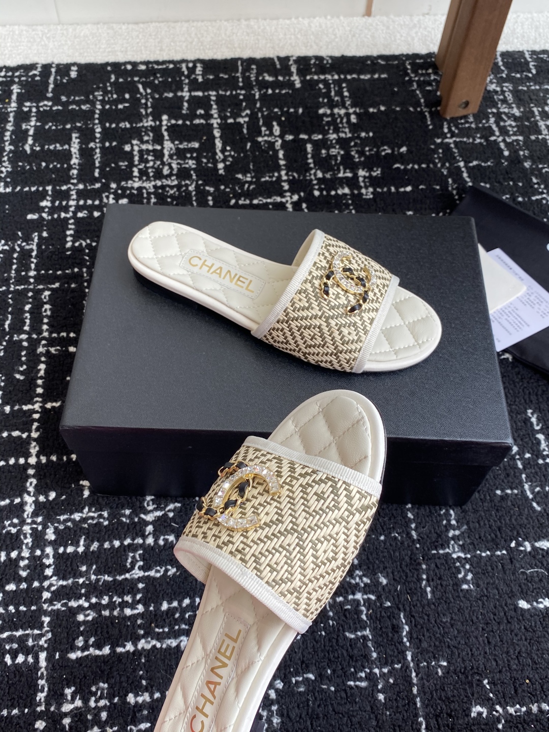 代购级
Chanel 小香 25ss 春夏新品度假 懒人拖 鞋

小香的一款全新设计 鞋面原版开模特殊布