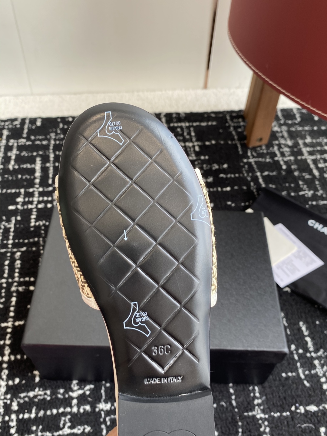 代购级
Chanel 小香 25ss 春夏新品度假 懒人拖 鞋

小香的一款全新设计 鞋面原版开模特殊布