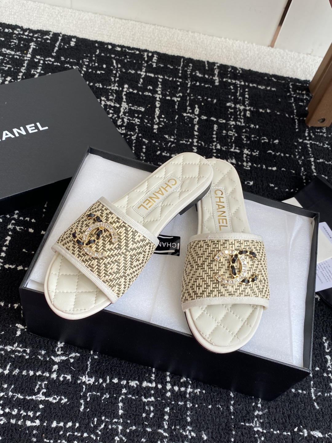 代购级
Chanel 小香 25ss 春夏新品度假 懒人拖 鞋

小香的一款全新设计 鞋面原版开模特殊布