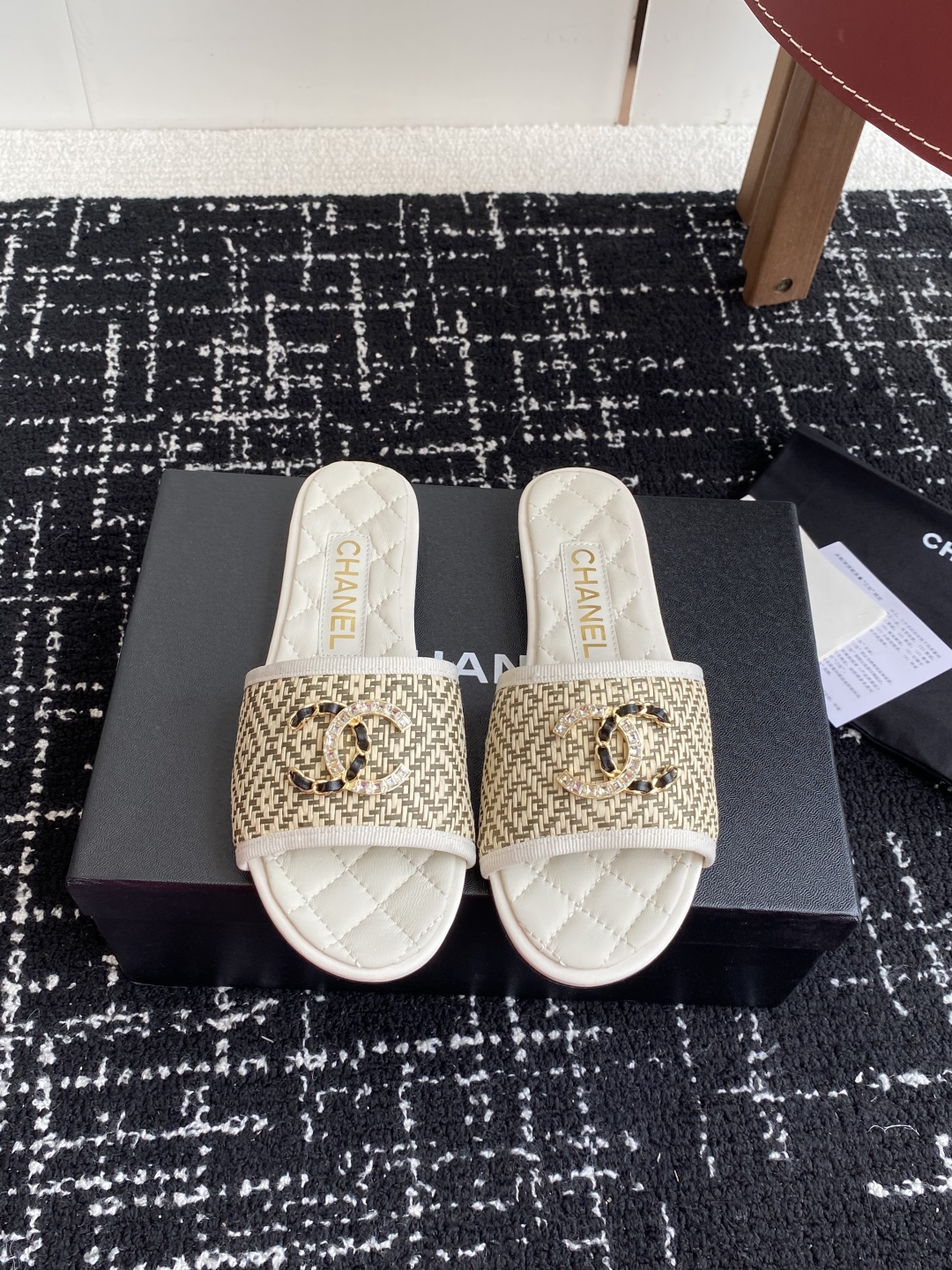 代购级
Chanel 小香 25ss 春夏新品度假 懒人拖 鞋

小香的一款全新设计 鞋面原版开模特殊布
