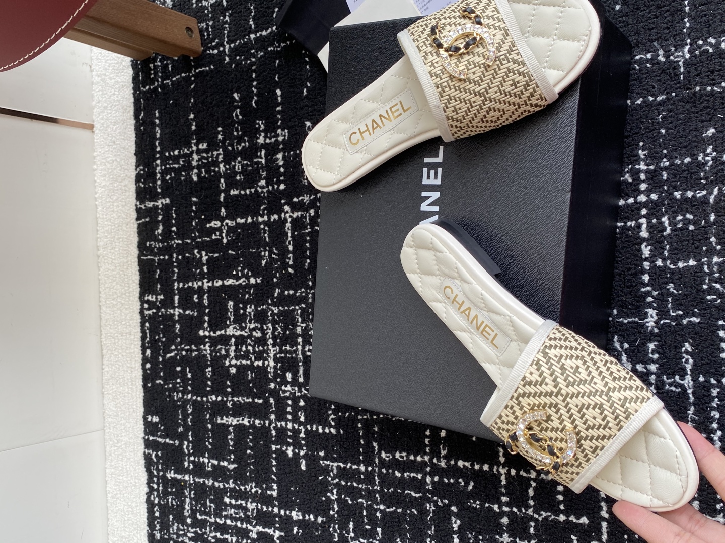 代购级
Chanel 小香 25ss 春夏新品度假 懒人拖 鞋

小香的一款全新设计 鞋面原版开模特殊布