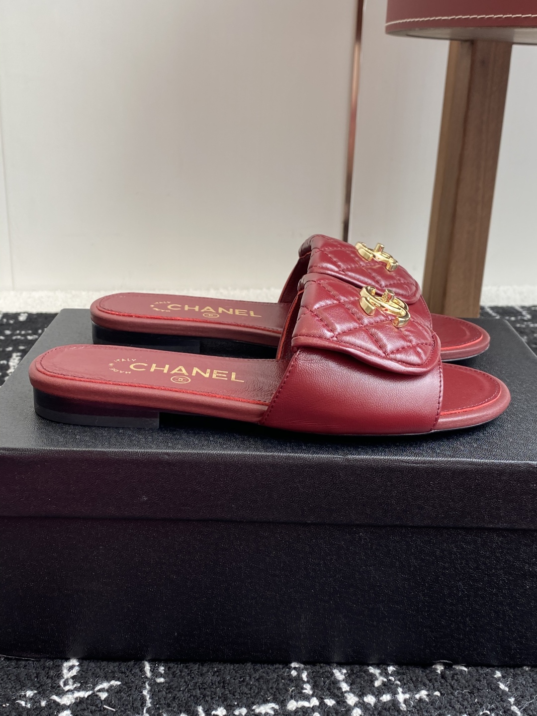 代购级
Chanel 小香 25ss 春夏新品度假 羊皮 懒人拖 

小香的一款全新设计 鞋面搭配双C五