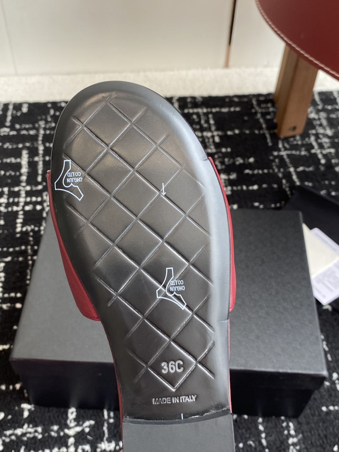 代购级
Chanel 小香 25ss 春夏新品度假 羊皮 懒人拖 

小香的一款全新设计 鞋面搭配双C五
