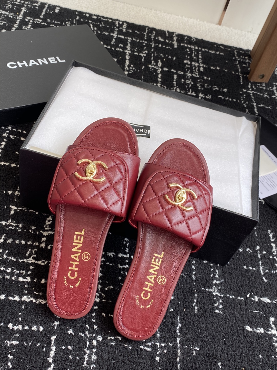 代购级
Chanel 小香 25ss 春夏新品度假 羊皮 懒人拖 

小香的一款全新设计 鞋面搭配双C五