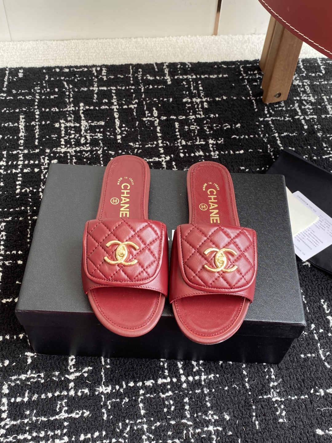 代购级
Chanel 小香 25ss 春夏新品度假 羊皮 懒人拖 

小香的一款全新设计 鞋面搭配双C五