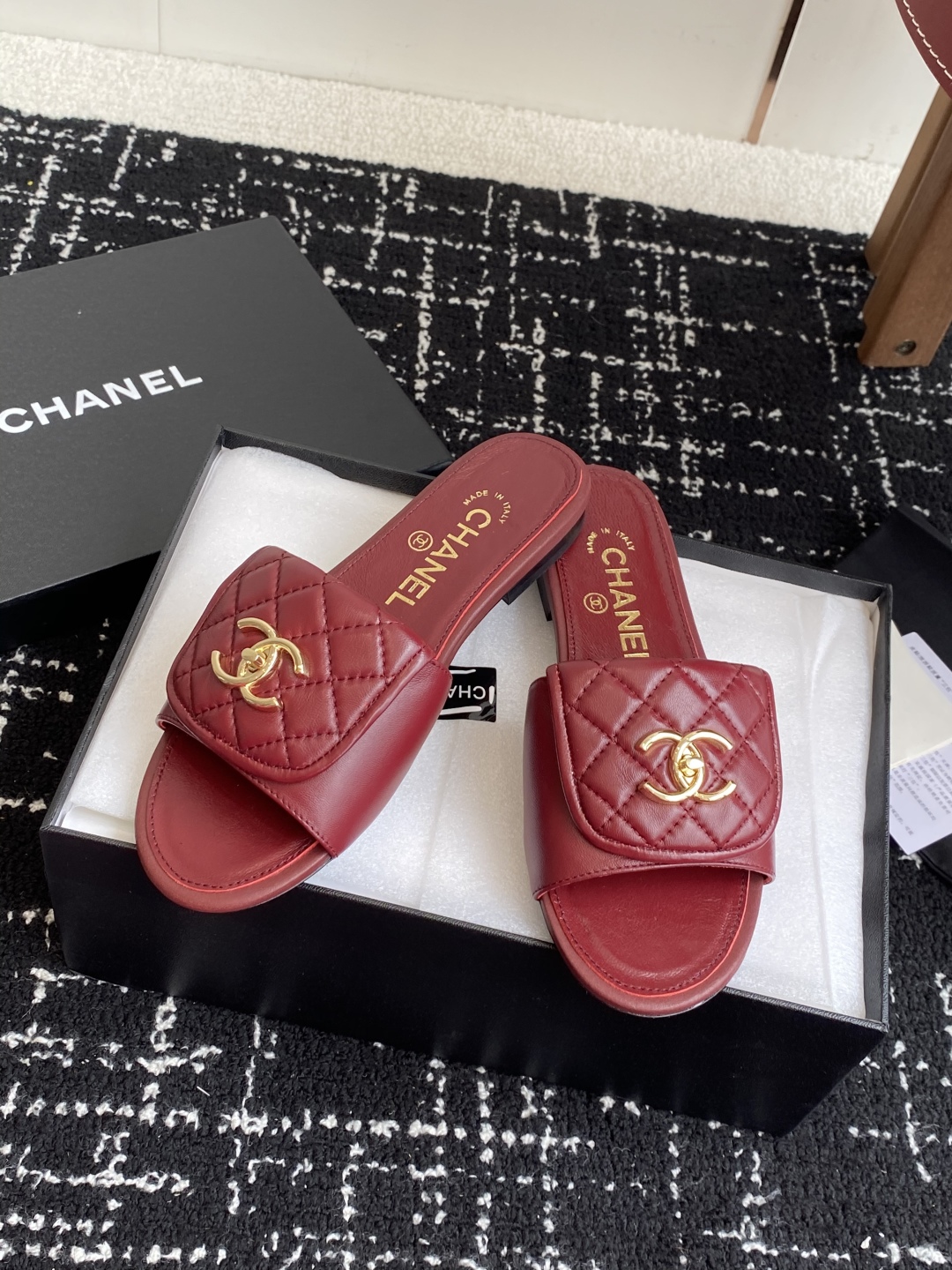 代购级
Chanel 小香 25ss 春夏新品度假 羊皮 懒人拖 

小香的一款全新设计 鞋面搭配双C五