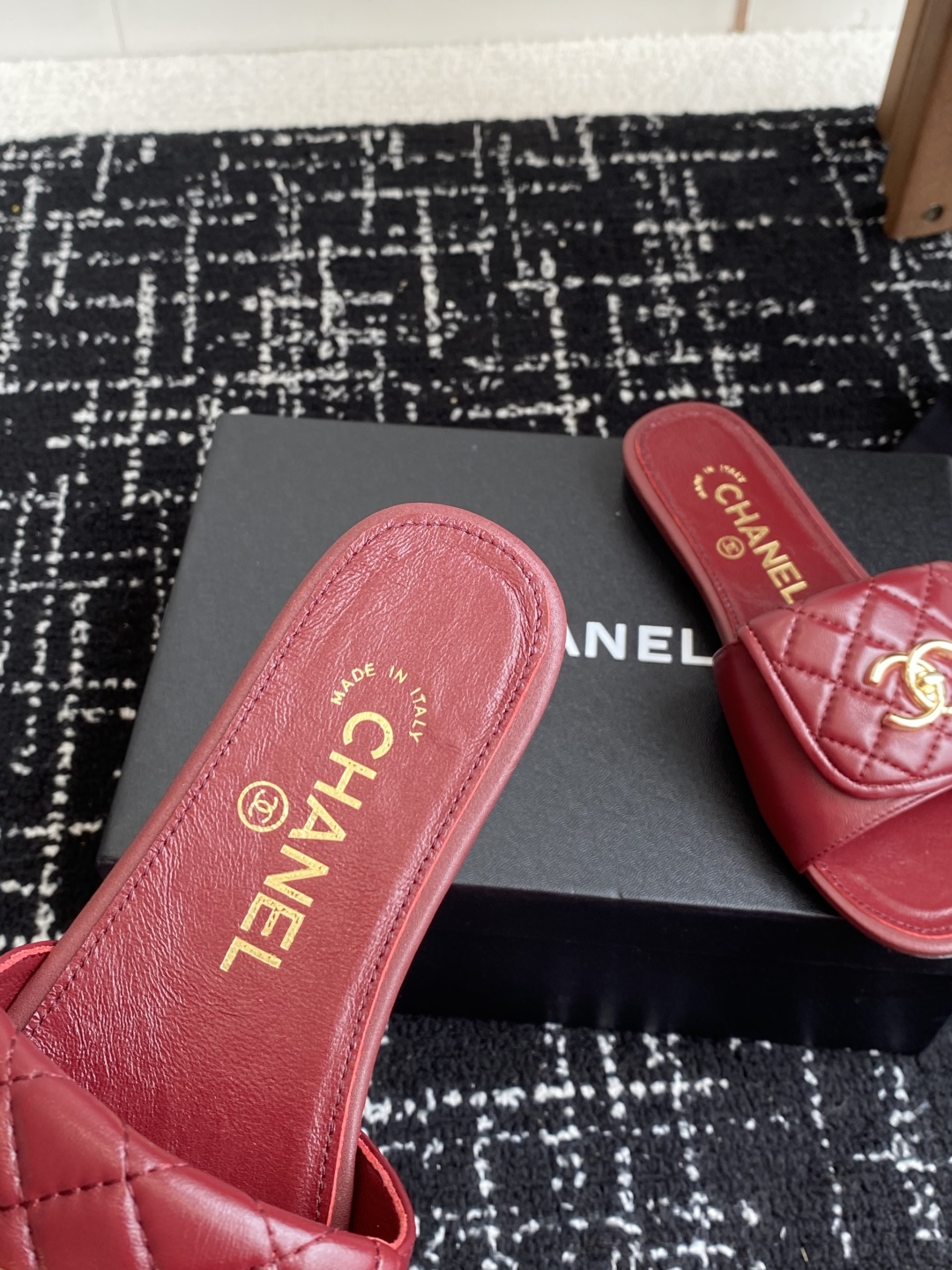 代购级
Chanel 小香 25ss 春夏新品度假 羊皮 懒人拖 

小香的一款全新设计 鞋面搭配双C五