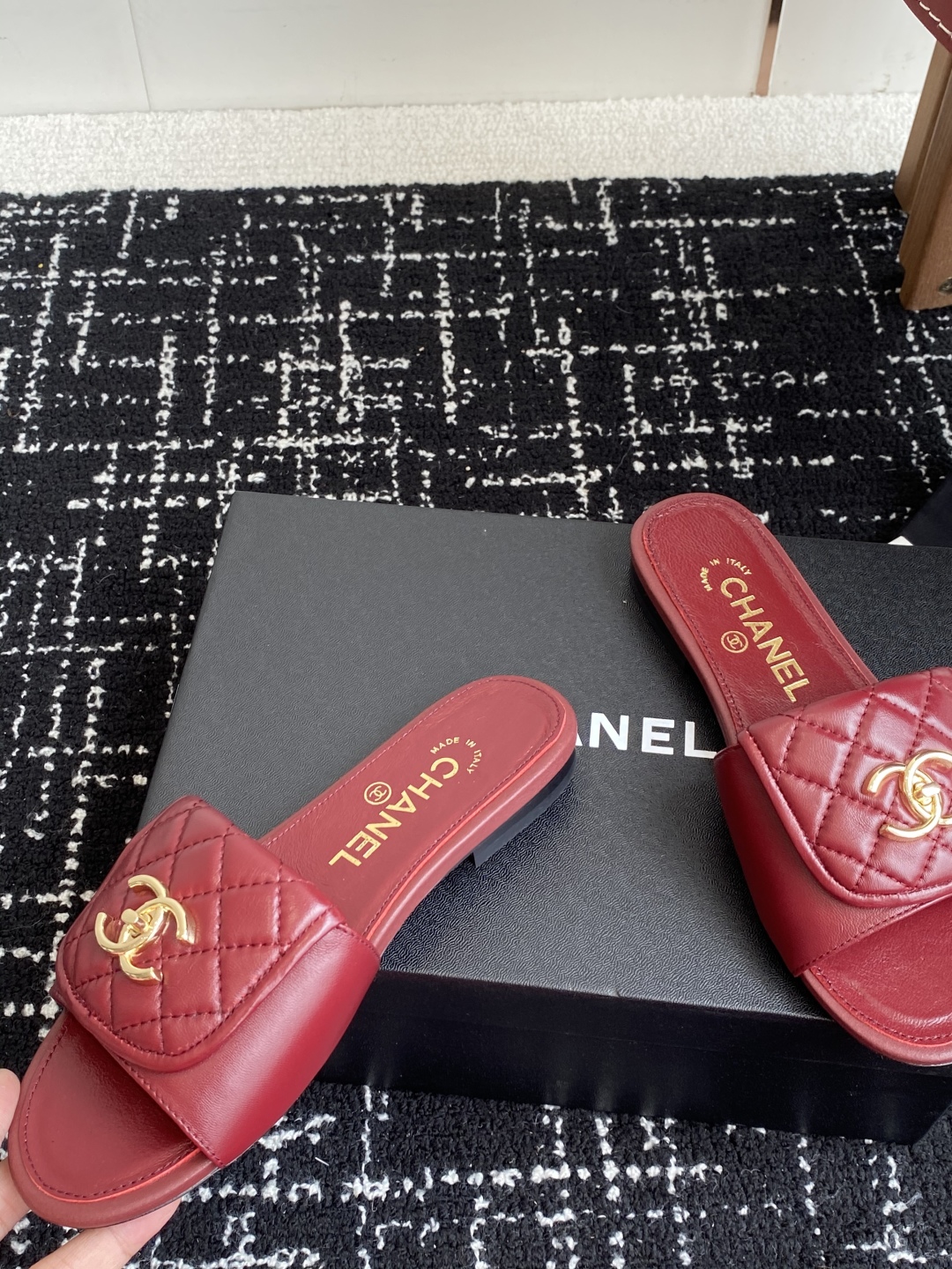 代购级
Chanel 小香 25ss 春夏新品度假 羊皮 懒人拖 

小香的一款全新设计 鞋面搭配双C五