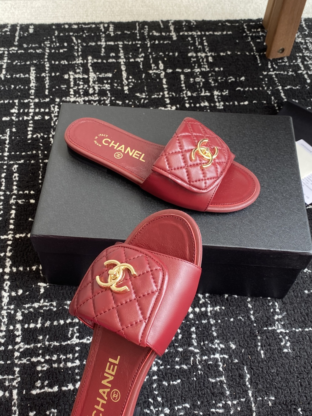 代购级
Chanel 小香 25ss 春夏新品度假 羊皮 懒人拖 

小香的一款全新设计 鞋面搭配双C五