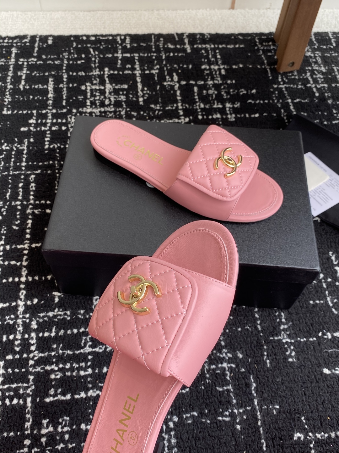 代购级
Chanel 小香 25ss 春夏新品度假 羊皮 懒人拖 

小香的一款全新设计 鞋面搭配双C五