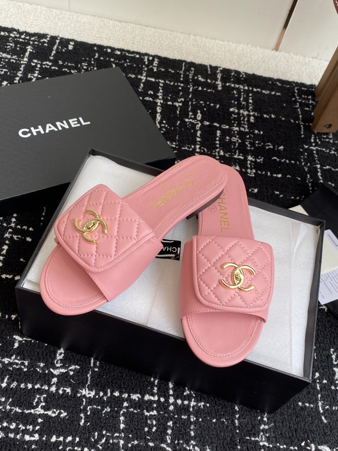 代购级
Chanel 小香 25ss 春夏新品度假 羊皮 懒人拖 

小香的一款全新设计 鞋面搭配双C五