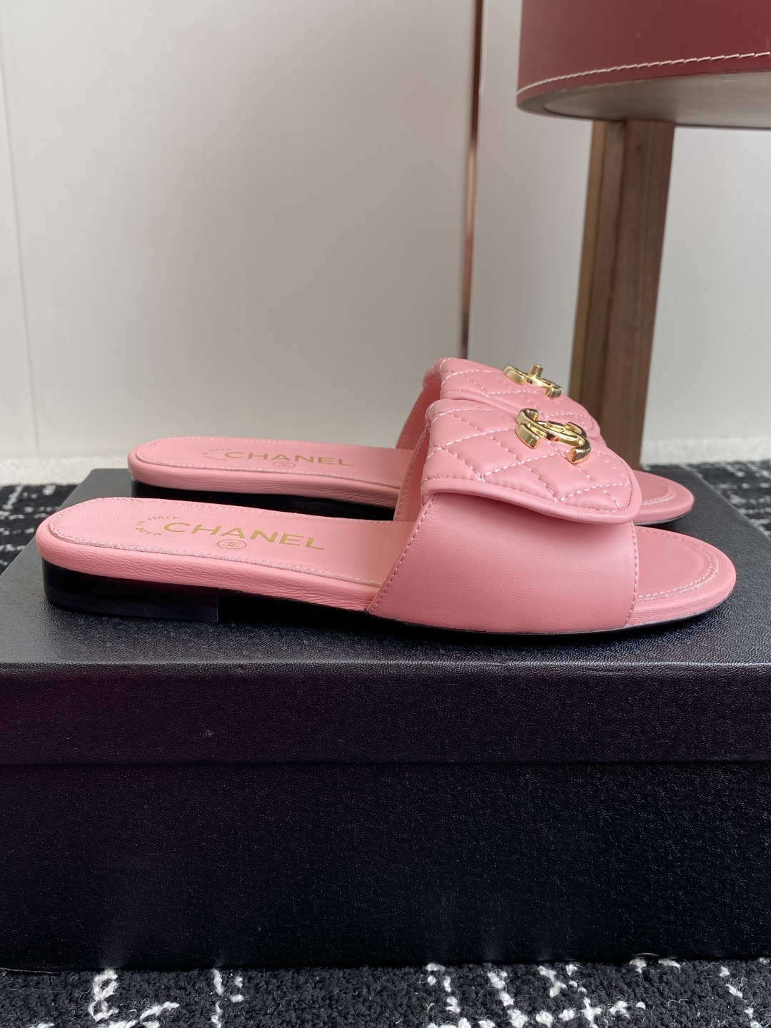 代购级
Chanel 小香 25ss 春夏新品度假 羊皮 懒人拖 

小香的一款全新设计 鞋面搭配双C五
