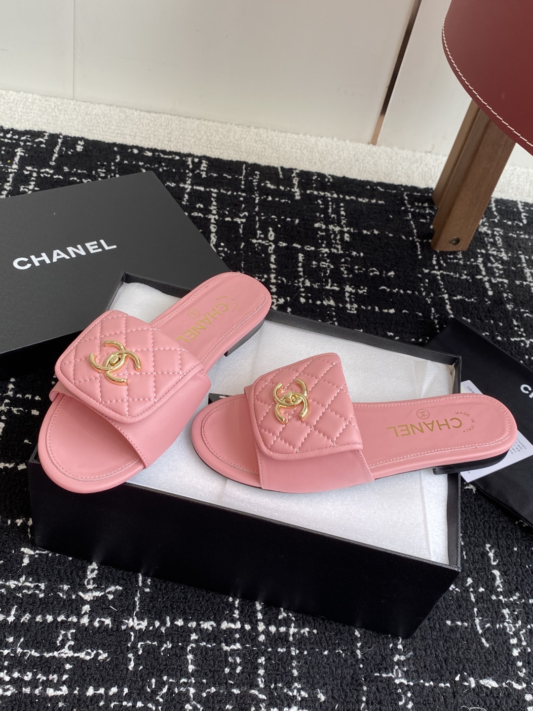 代购级
Chanel 小香 25ss 春夏新品度假 羊皮 懒人拖 

小香的一款全新设计 鞋面搭配双C五