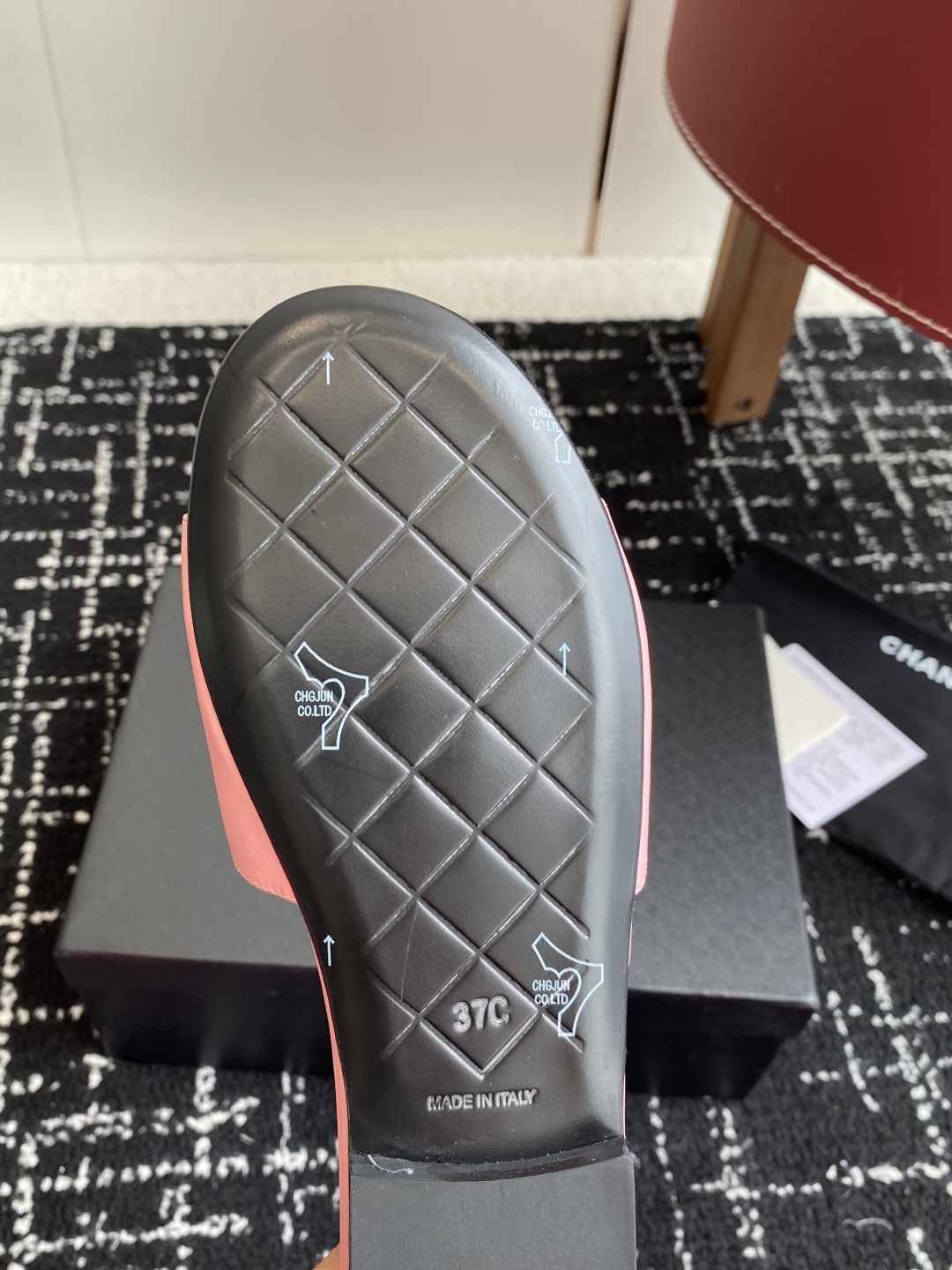 代购级
Chanel 小香 25ss 春夏新品度假 羊皮 懒人拖 

小香的一款全新设计 鞋面搭配双C五