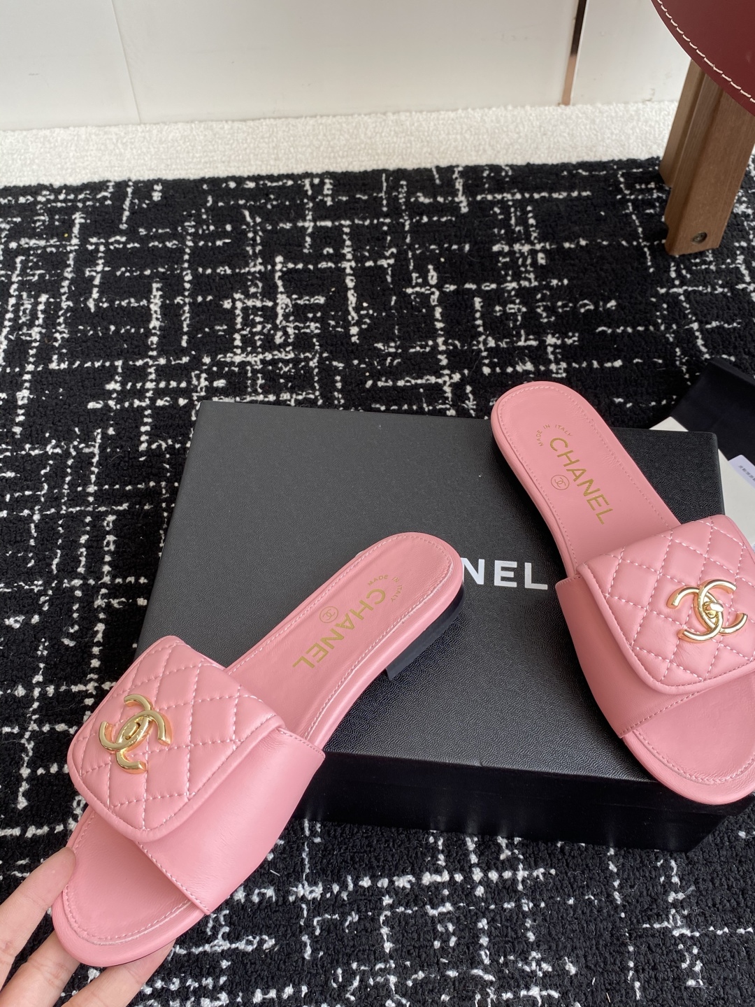 代购级
Chanel 小香 25ss 春夏新品度假 羊皮 懒人拖 

小香的一款全新设计 鞋面搭配双C五