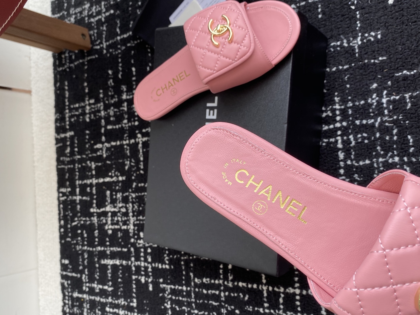 代购级
Chanel 小香 25ss 春夏新品度假 羊皮 懒人拖 

小香的一款全新设计 鞋面搭配双C五