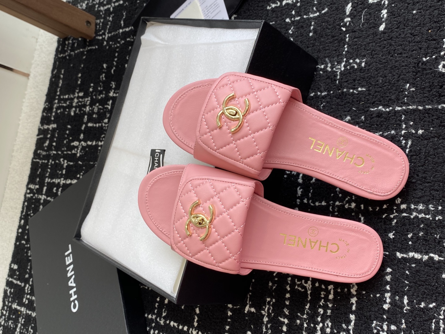 代购级
Chanel 小香 25ss 春夏新品度假 羊皮 懒人拖 

小香的一款全新设计 鞋面搭配双C五