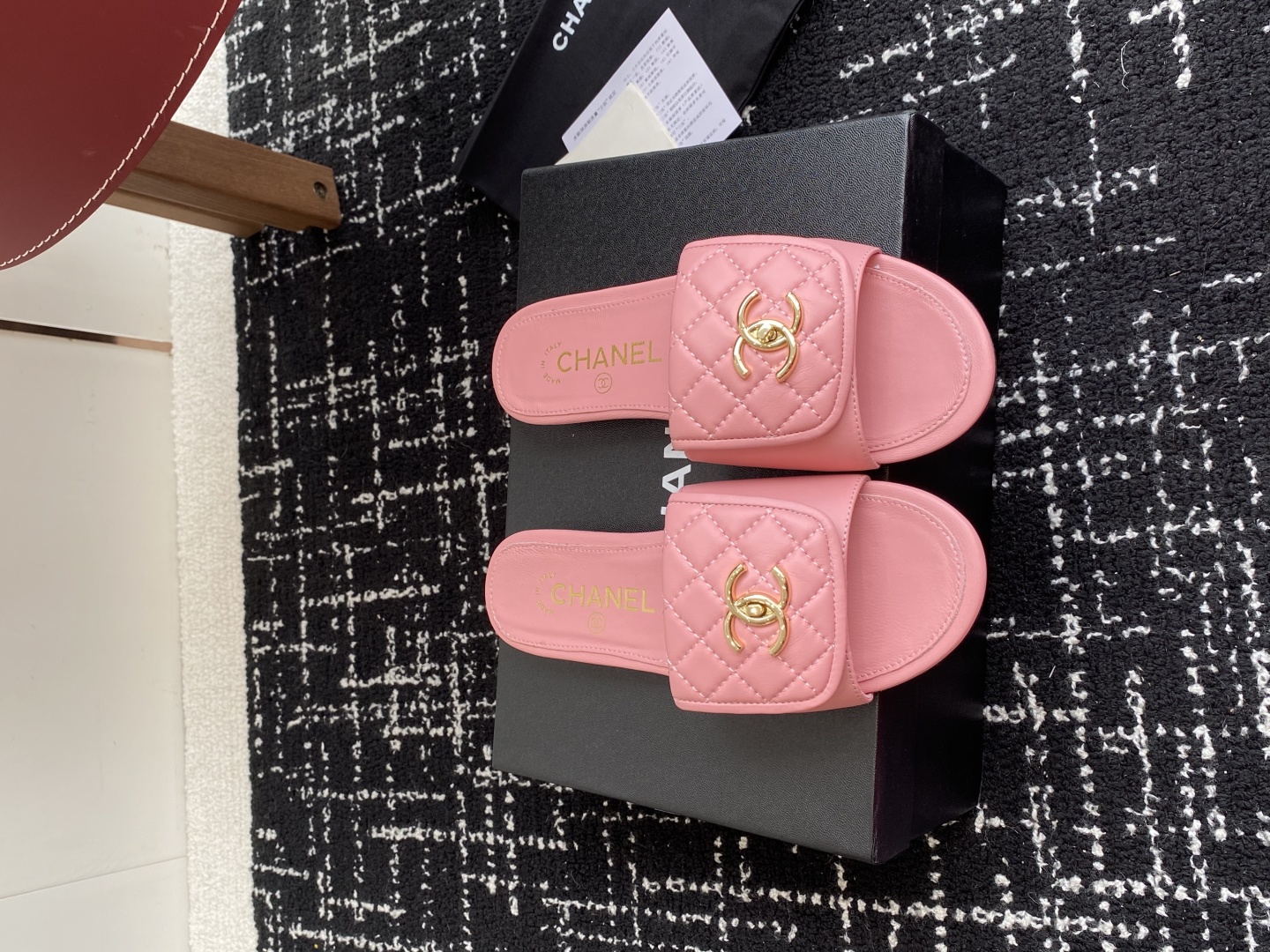 代购级
Chanel 小香 25ss 春夏新品度假 羊皮 懒人拖 

小香的一款全新设计 鞋面搭配双C五