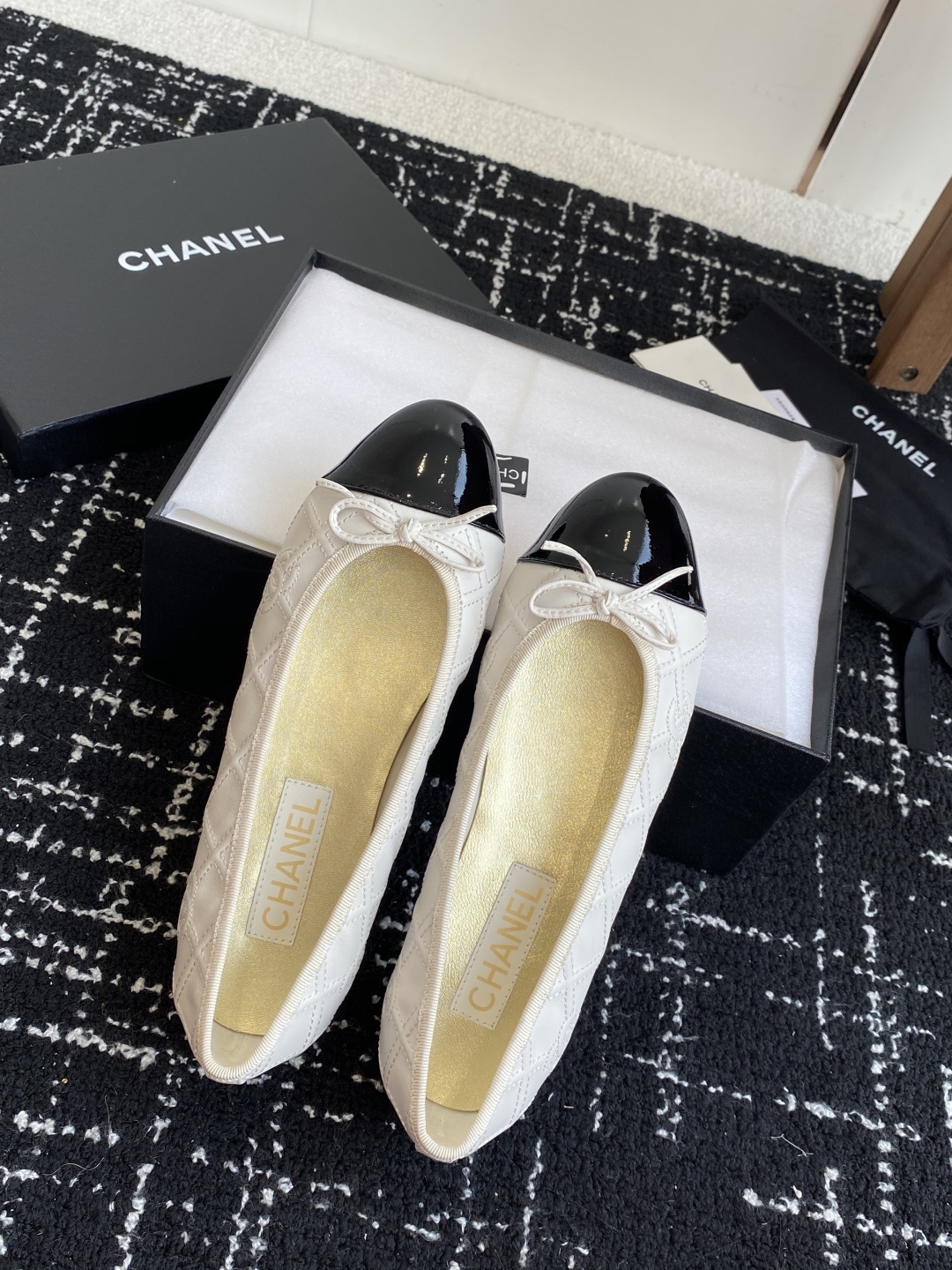 代购级
CHANEL小香 25ss 春夏鞋头 电绣点缀,芭蕾舞鞋 宛如女神脖子上的项链,上脚包裹性非常好