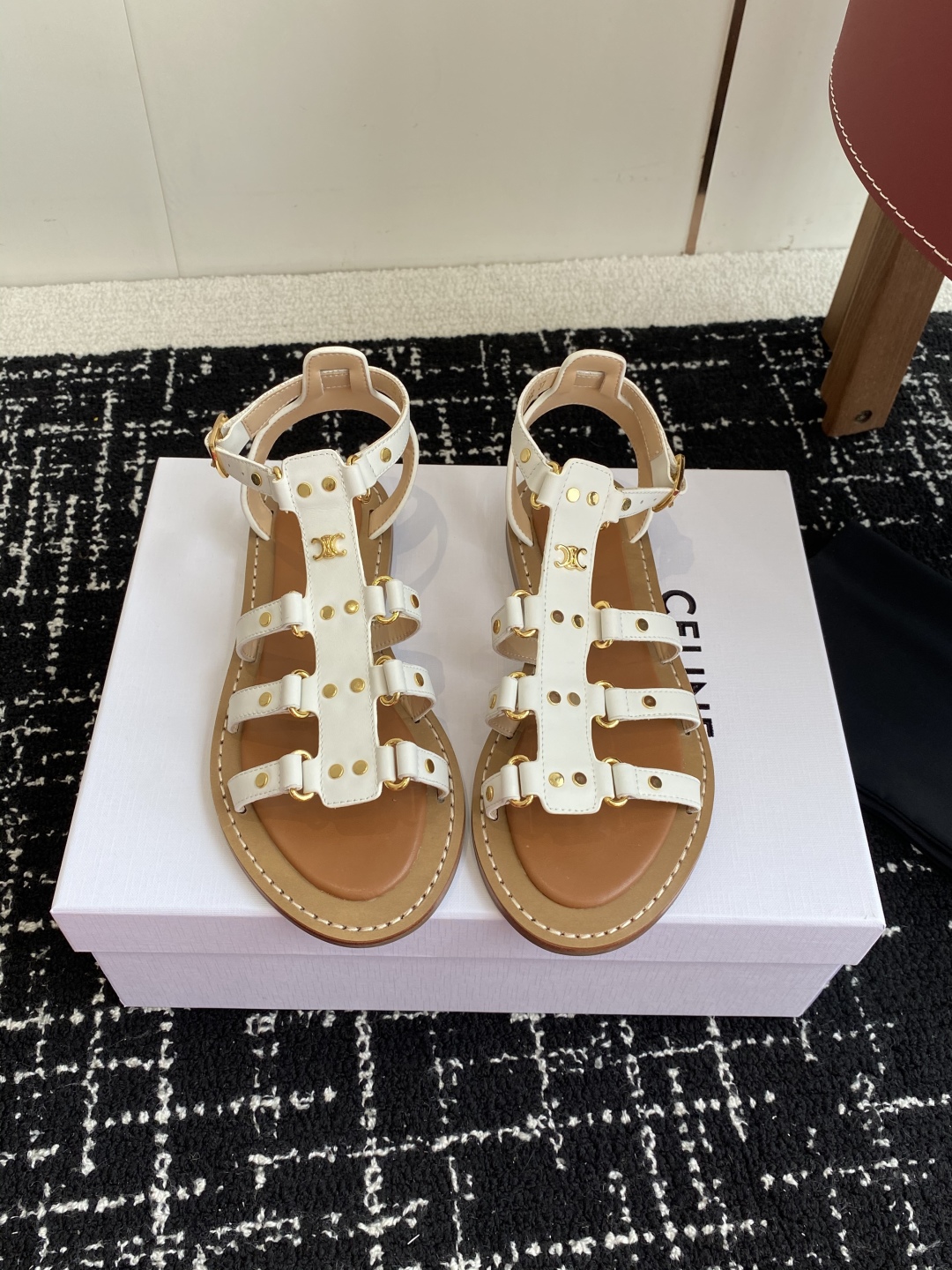 代购级
CELINE 25ss 新款凉鞋 这一季的赛琳又让我重新爱了它一次这季节美鞋太多 这款凉拖真是无