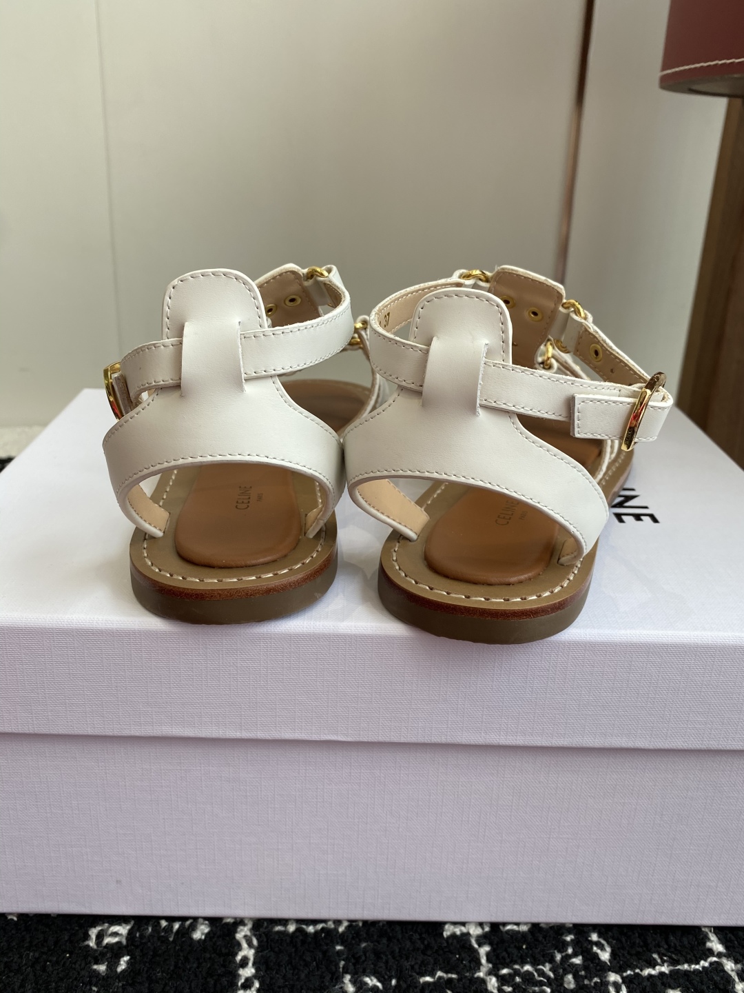 代购级
CELINE 25ss 新款凉鞋 这一季的赛琳又让我重新爱了它一次这季节美鞋太多 这款凉拖真是无