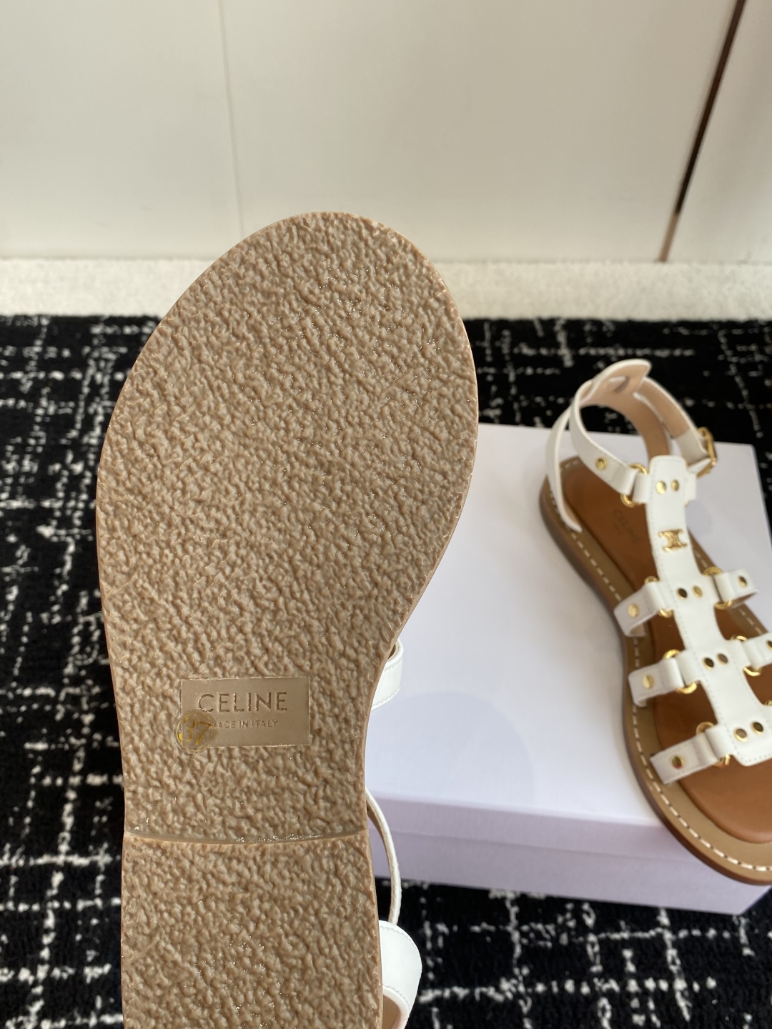 代购级
CELINE 25ss 新款凉鞋 这一季的赛琳又让我重新爱了它一次这季节美鞋太多 这款凉拖真是无