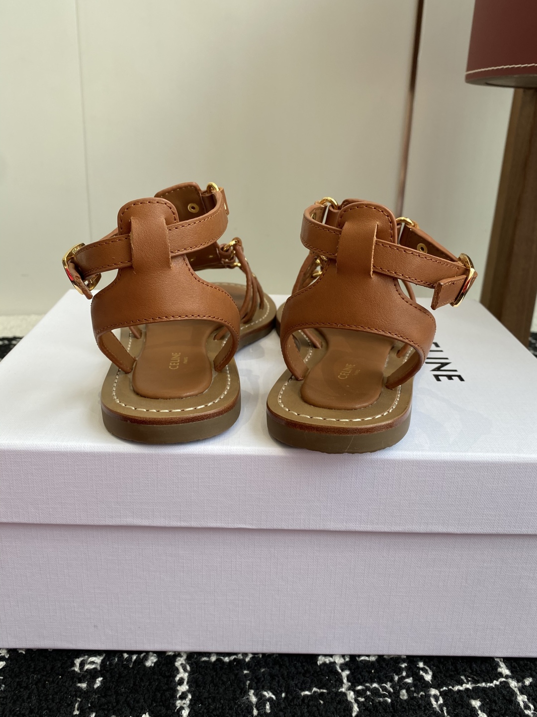 代购级
CELINE 25ss 新款凉鞋 这一季的赛琳又让我重新爱了它一次这季节美鞋太多 这款凉拖真是无