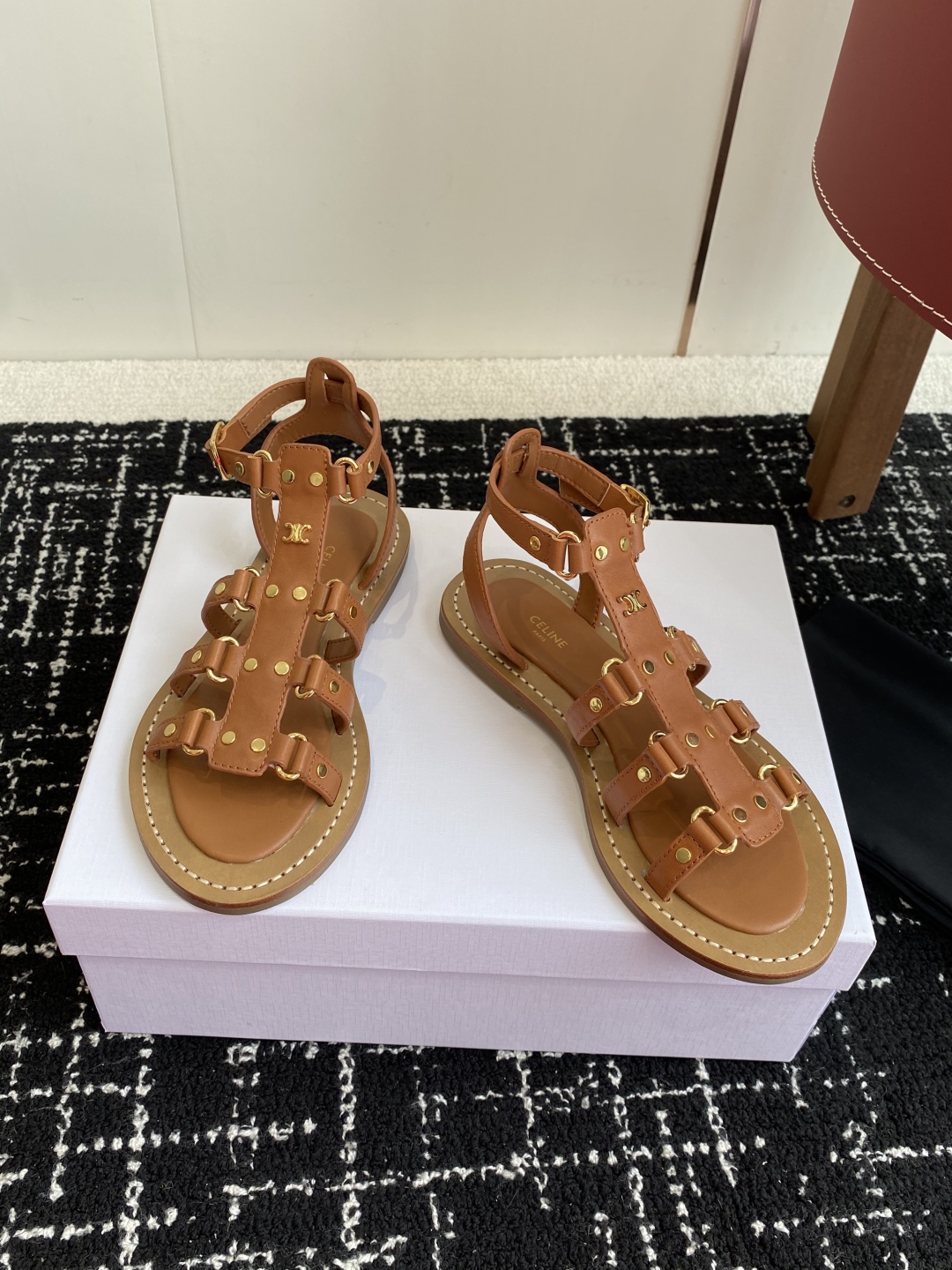 代购级
CELINE 25ss 新款凉鞋 这一季的赛琳又让我重新爱了它一次这季节美鞋太多 这款凉拖真是无