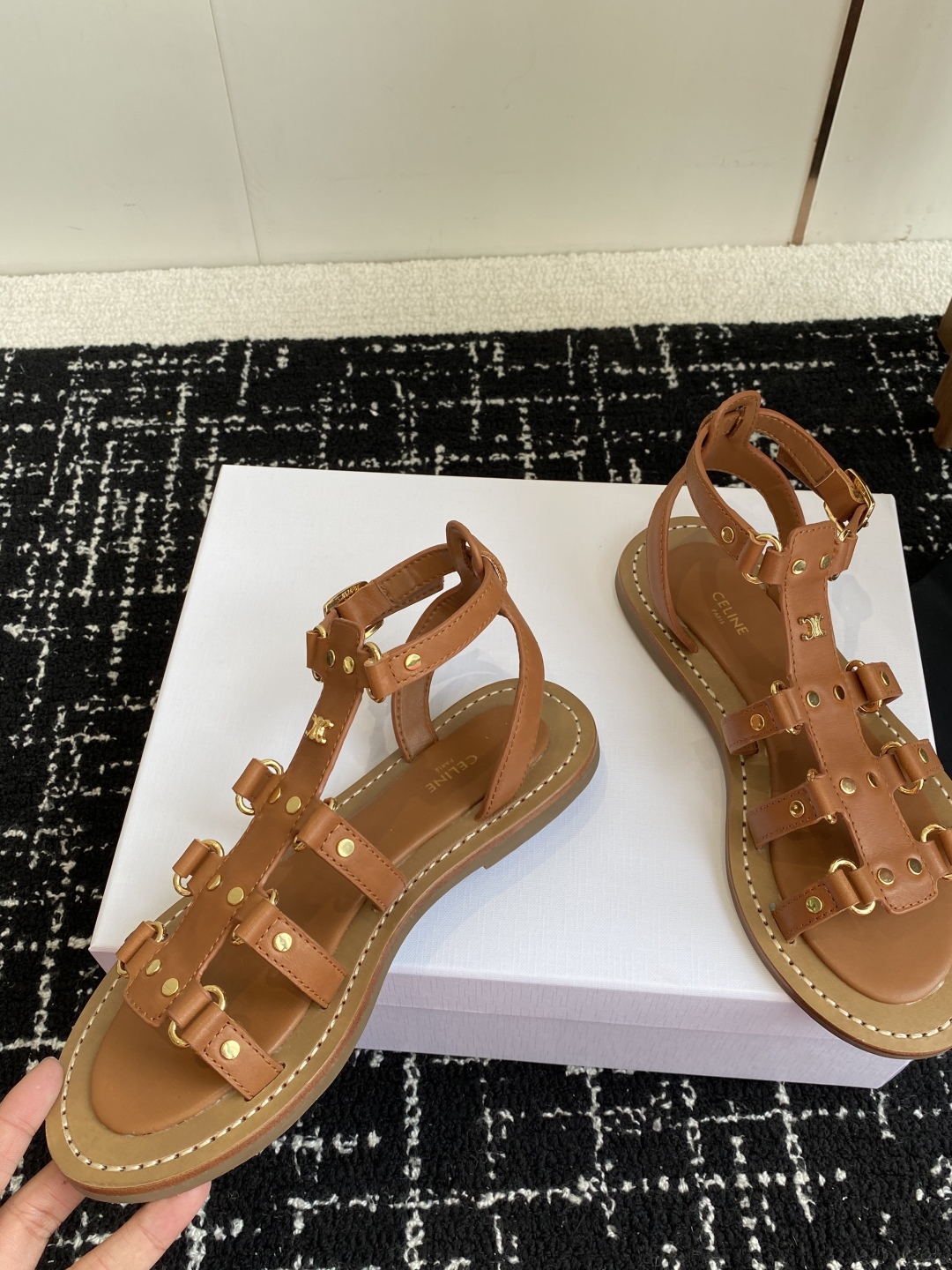 代购级
CELINE 25ss 新款凉鞋 这一季的赛琳又让我重新爱了它一次这季节美鞋太多 这款凉拖真是无