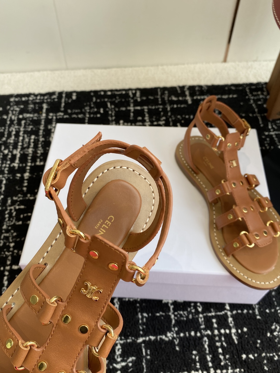 代购级
CELINE 25ss 新款凉鞋 这一季的赛琳又让我重新爱了它一次这季节美鞋太多 这款凉拖真是无